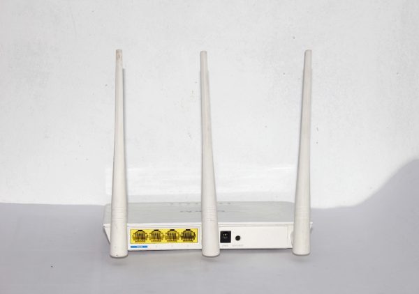 at 720 taka Tenda 3 antenna router Used Condition and Guarantee 30 days TENDA F3 300mbps 5 dBi and 1800 square fit wifi coverage